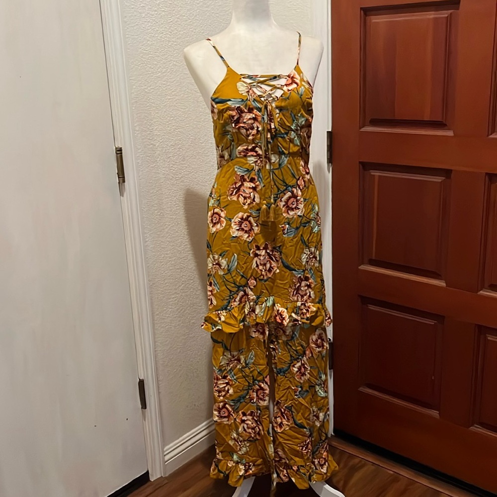 Adorable dress with lining and slit in front